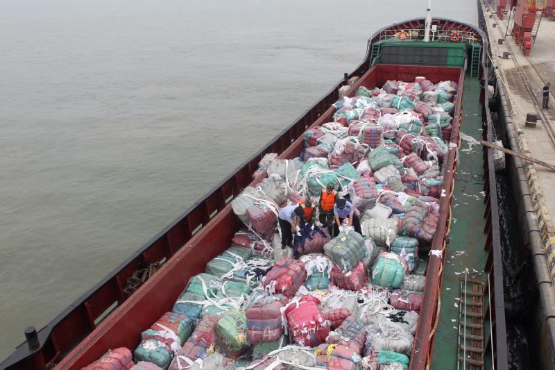 500吨"洋垃圾"险些变身文创品销售 陆海联动全查扣