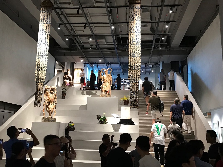 保税艺术博览会吸引众多参观者 (央广网记者 陈庚 摄)