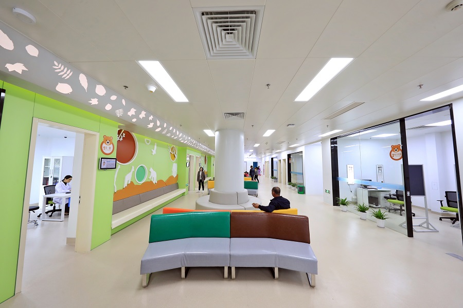 厦门眼科中心五缘院区小儿眼科门诊候诊区(央广网发 院方供图)