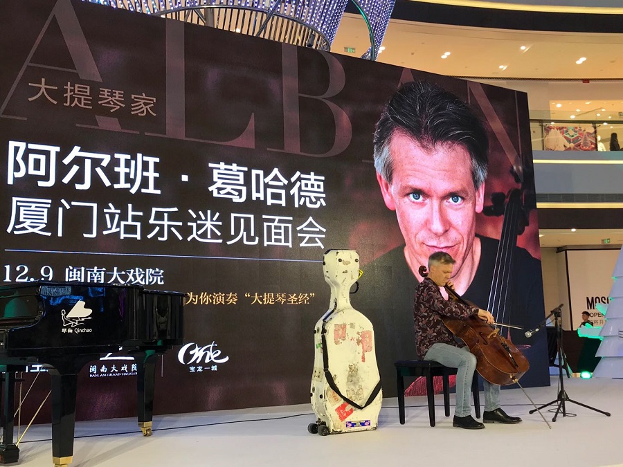 上用制作于1710年的马泰奥·高弗瑞勒大提琴演奏巴赫名曲(央广网记者