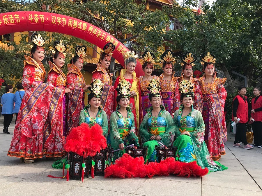 参与2018海峡两岸(厦门)乐活节闭幕式演出的群众演员在合影留念(央广